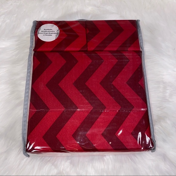 ⭐️SOLD⭐️Queen 4pc Red Chevron Bedsheets - Picture 2 of 5